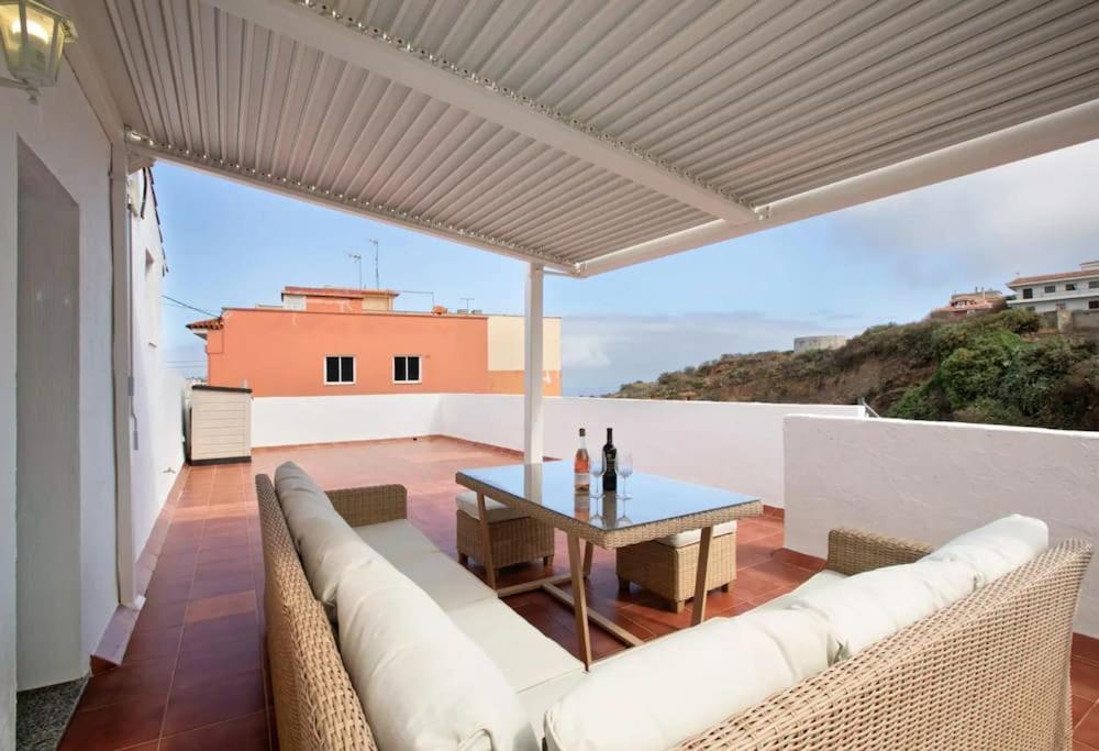 une terrasse avec un canapé blanc et une table dans l'établissement Los Diablitos 3C, à San Juan de la Rambla