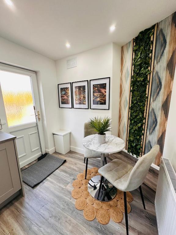 Posezení v ubytování R-2 Newly Renovated Private self contained room with Private dedicated Bathroom - Selly Oak Birmingham