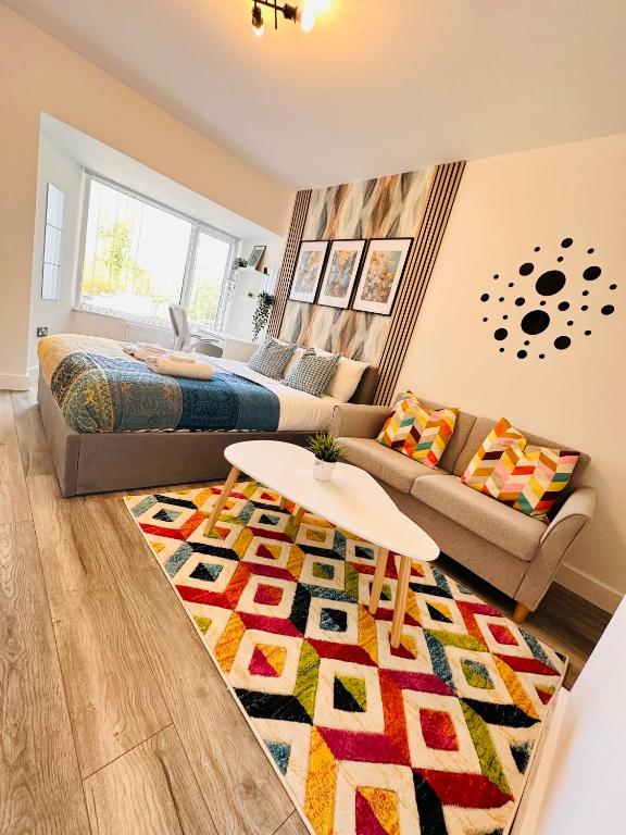 Posezení v ubytování R-2 Newly Renovated Private self contained room with Private dedicated Bathroom - Selly Oak Birmingham