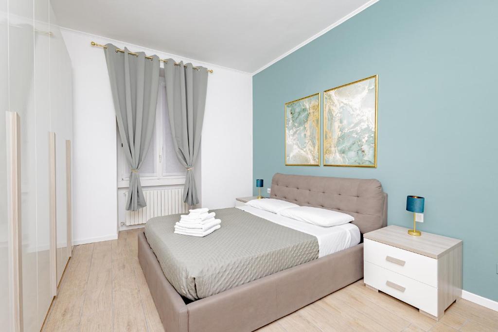Habitación pequeña con cama y ventana en Manzoni en Lecco