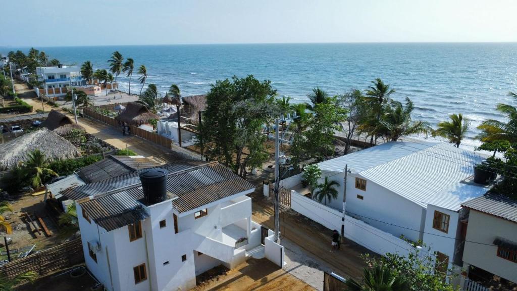 - une vue aérienne sur un bâtiment blanc à côté de l'océan dans l'établissement Mykonos Beach House, à Tolú