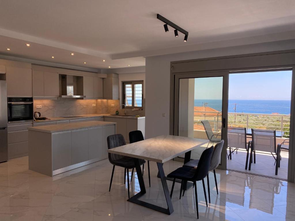 Η κουζίνα ή μικρή κουζίνα στο Infinito Blu Blu apartment