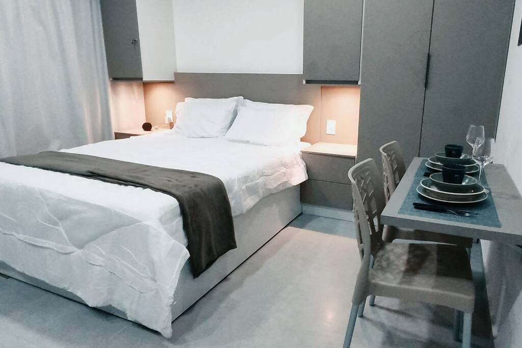 una habitación de hotel con una cama y una mesa con una mesa en Flat 305 Porto Prime com Rooftop e Piscina, en Porto de Galinhas