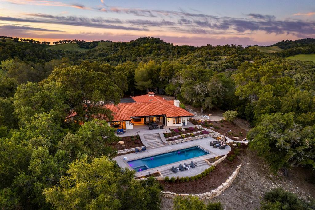 una vista aérea de una casa con piscina en Rancho Robles by AvantStay Vineyard Villa w Views Pool Privacy, en Paso Robles
