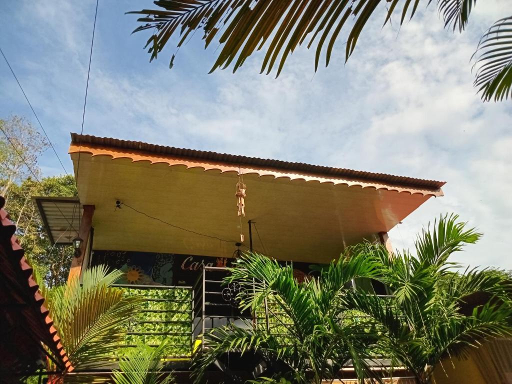 un edificio con palmeras delante en Arrecife, en Puerto Viejo
