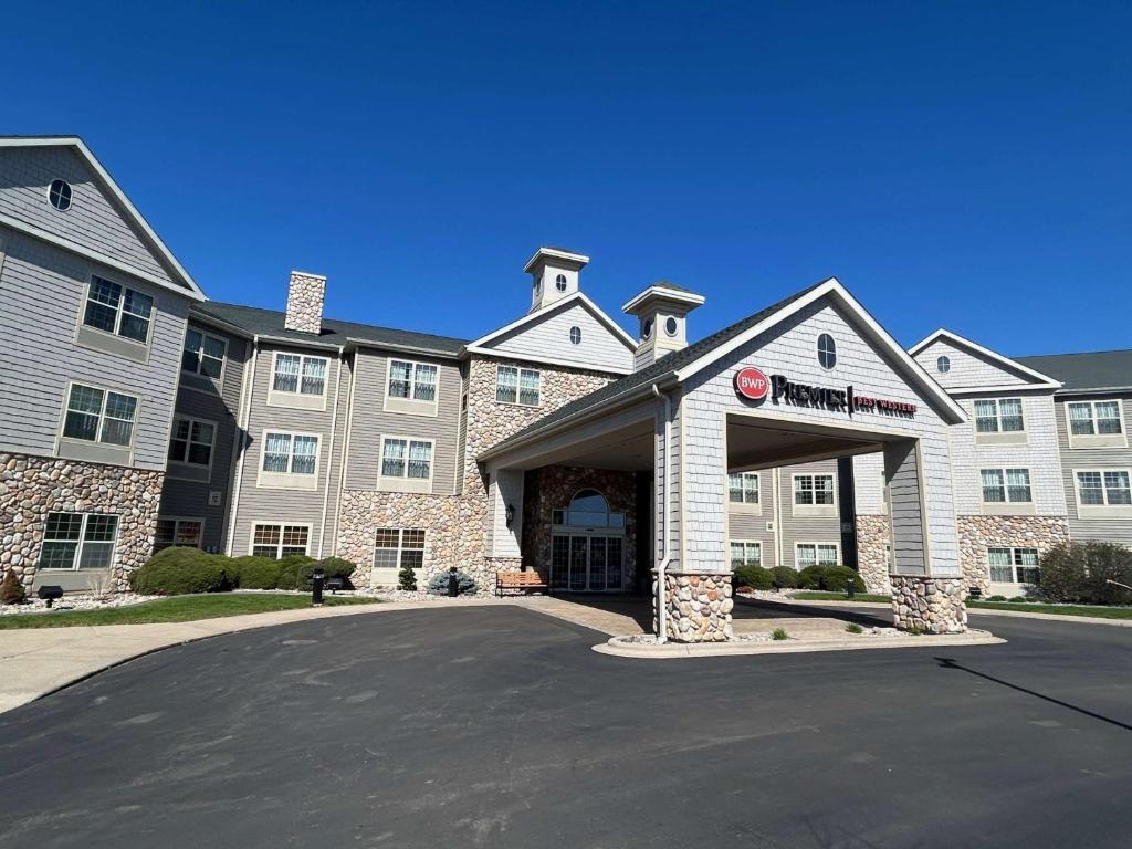 a large building with a parking lot in front of it at Best Western Premier Bridgewood Hotel Resort in Neenah