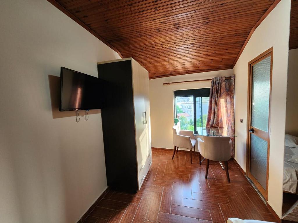 TV a/nebo společenská místnost v ubytování Hotel La Villa