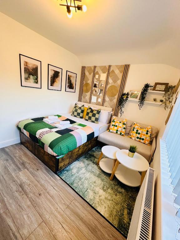 Posezení v ubytování R-4 Newly Renovated Private self contained Room in Selly Oak Birmingham with own Kitchenette and shared bathroom between two rooms