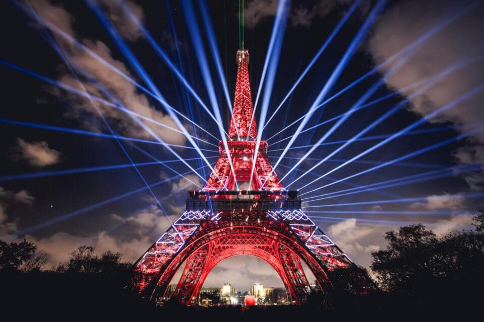 - une vue sur la tour Eiffel éclairée la nuit dans l'établissement HOME PARIS TOUR EIFFEL, à Paris
