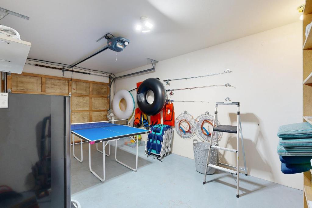 a room with a ping pong table in a room at Lazy Lookout on Devils Lake in Lincoln City