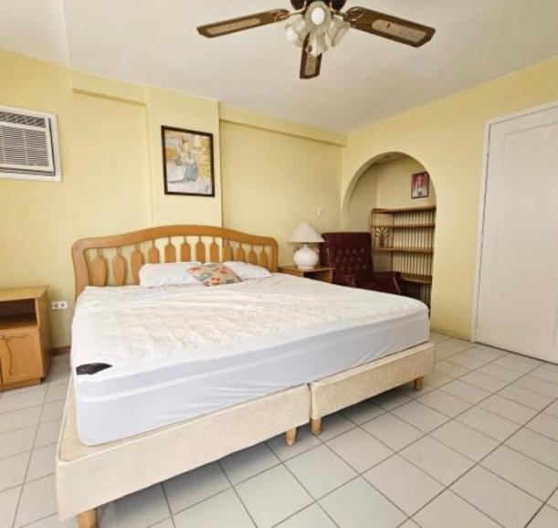 - une chambre avec un lit et un ventilateur de plafond dans l'établissement Departamento en el malecon, à Salinas