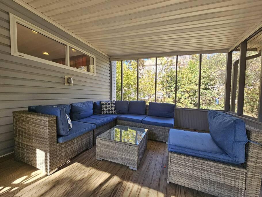 une véranda avec un canapé bleu et une table dans l'établissement Gorgeous 2BR home with Private Backyard, à Atlanta