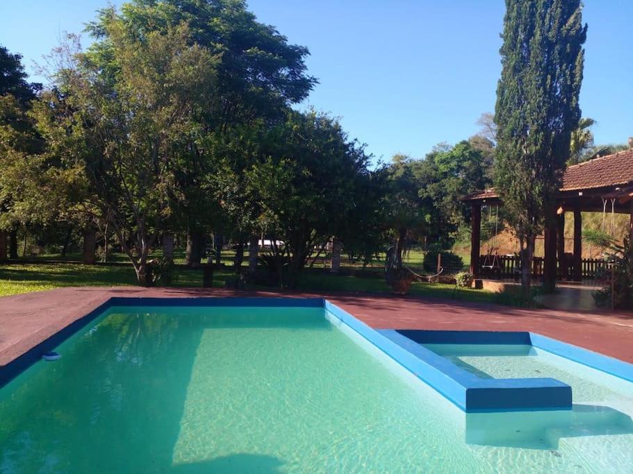una piscina vacía en un patio con árboles en Casa de Campo em Santa Rosa - RS, en Santa Rosa