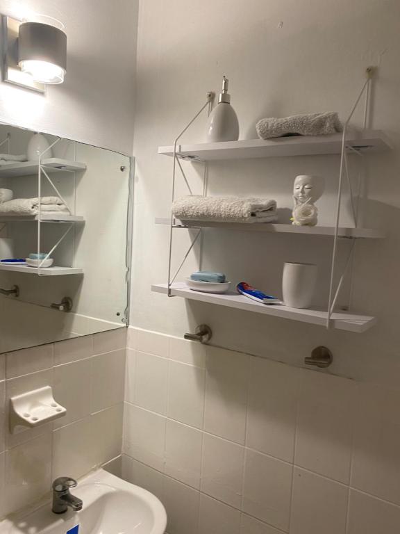 オーチョ・リオスにあるBeautiful Vacation Homeの白いバスルーム(シンク、鏡付)