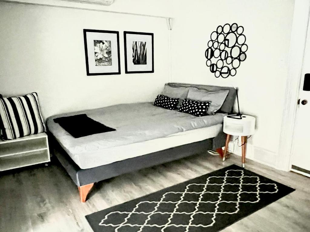 een slaapkamer met een bed, een bank en een tapijt bij Yerevan - Fun Fully Equipped Cozy Studio in Perth