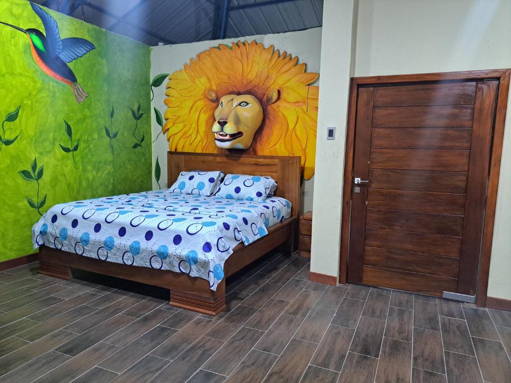 um quarto com uma pintura de uma cabeça de leão na parede em AQUAPARK DE SANTA CLARA em Iquitos