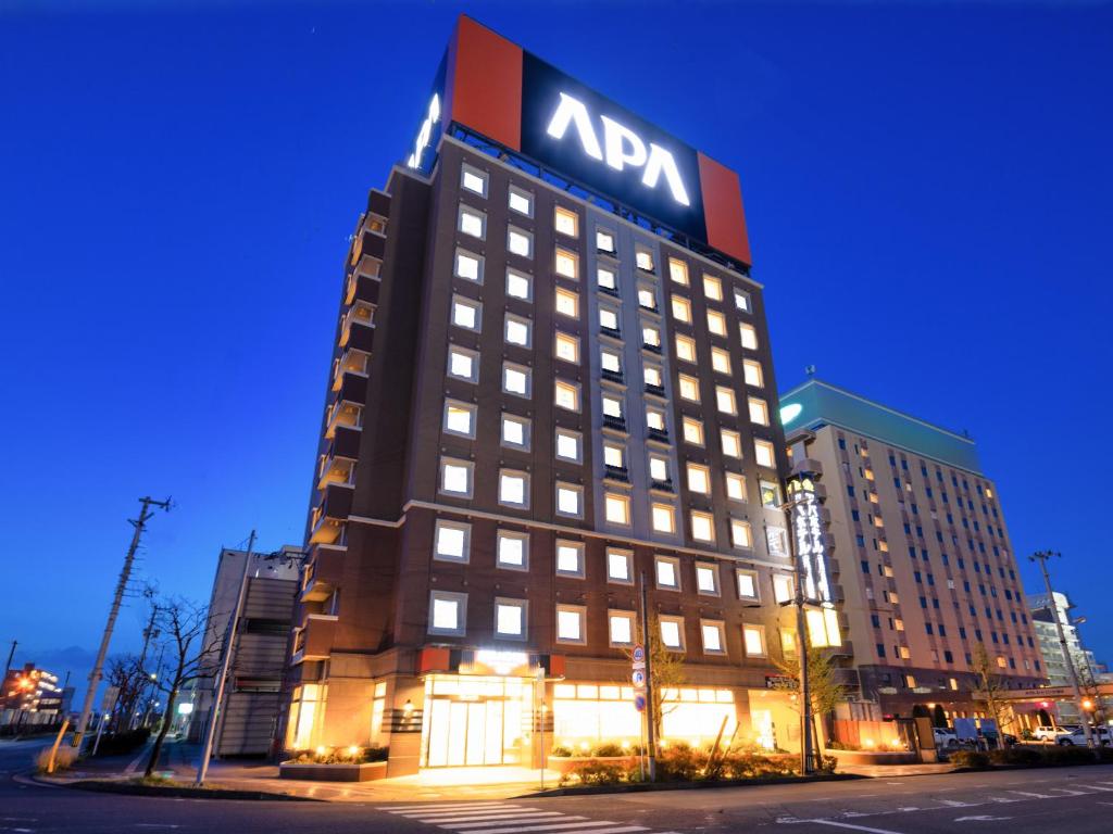 um edifício com uma placa de aania no topo em APA Hotel Miyagi Furukawa-Ekimae em Osaki