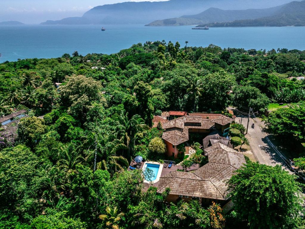 an aerial view of a house in the forest at Suítes Forte Rocha in Ilhabela