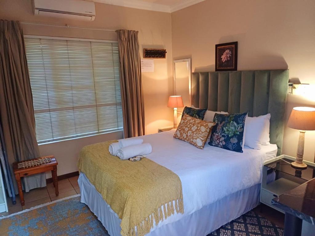 um quarto com uma cama grande num quarto em Devine Stay- Pmb em Pietermaritzburg
