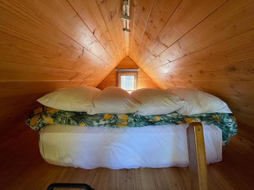 Postel nebo postele na pokoji v ubytování Studio or Cabin on Whitby