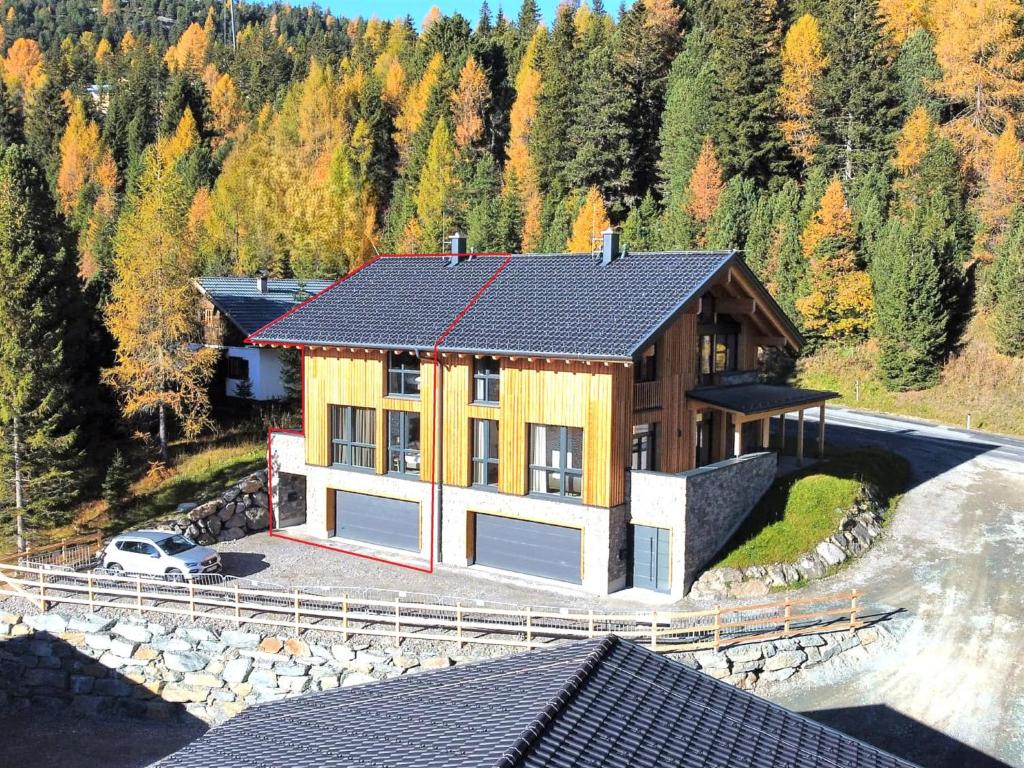 德哥米斯的住宿－Turrach Lodge，享有山景的房屋的空中景致