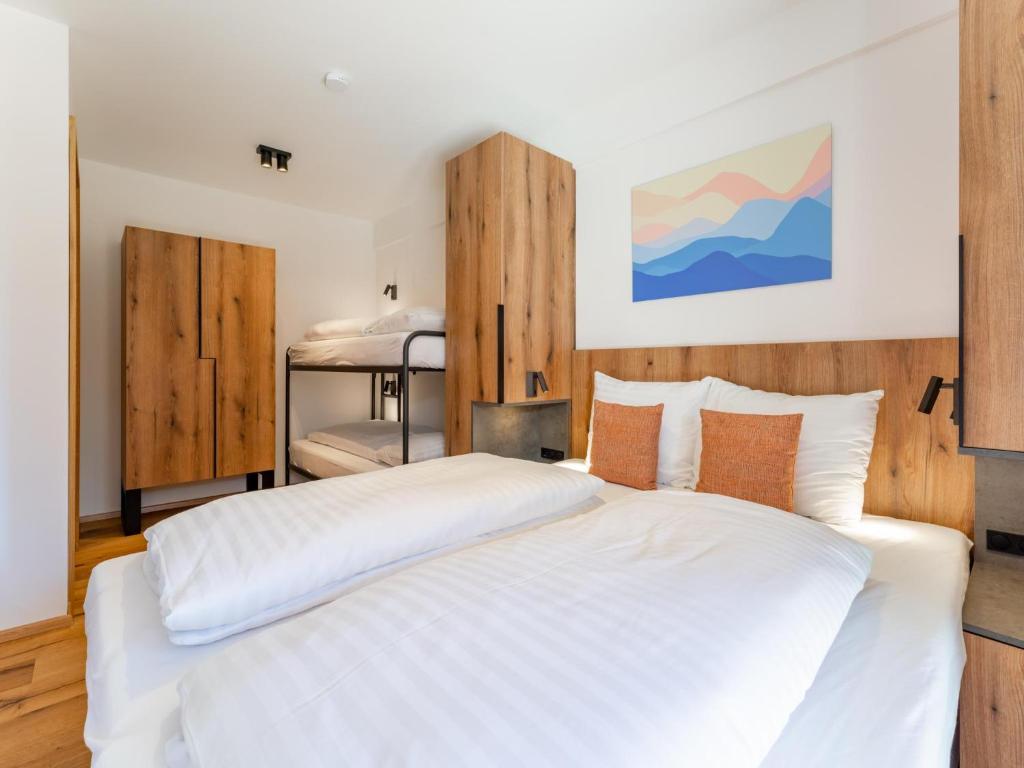 Een bed of bedden in een kamer bij Atemlos Mountain Chalet