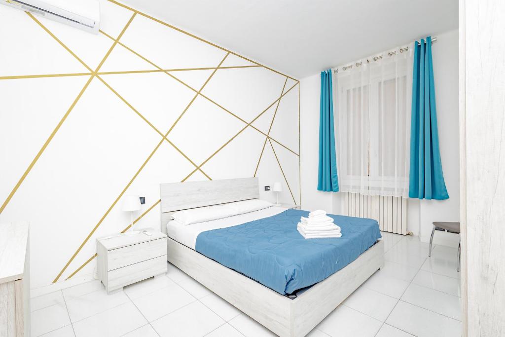 1 dormitorio blanco con cortinas azules y 1 cama en CasaBlanca, en Lecco