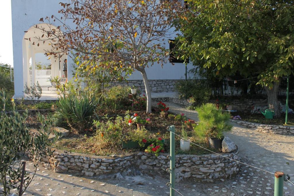 Vonkajšia záhrada v ubytovaní Apartments by the sea Rogoznica - 7499