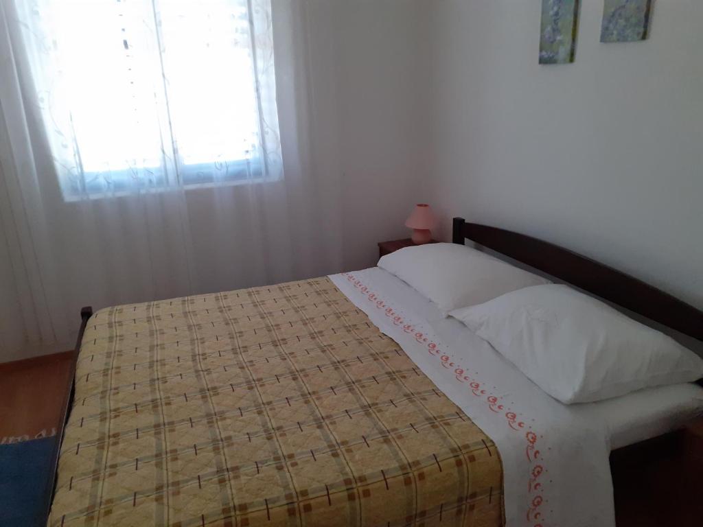 Posteľ alebo postele v izbe v ubytovaní Apartments by the sea Rogoznica - 7499