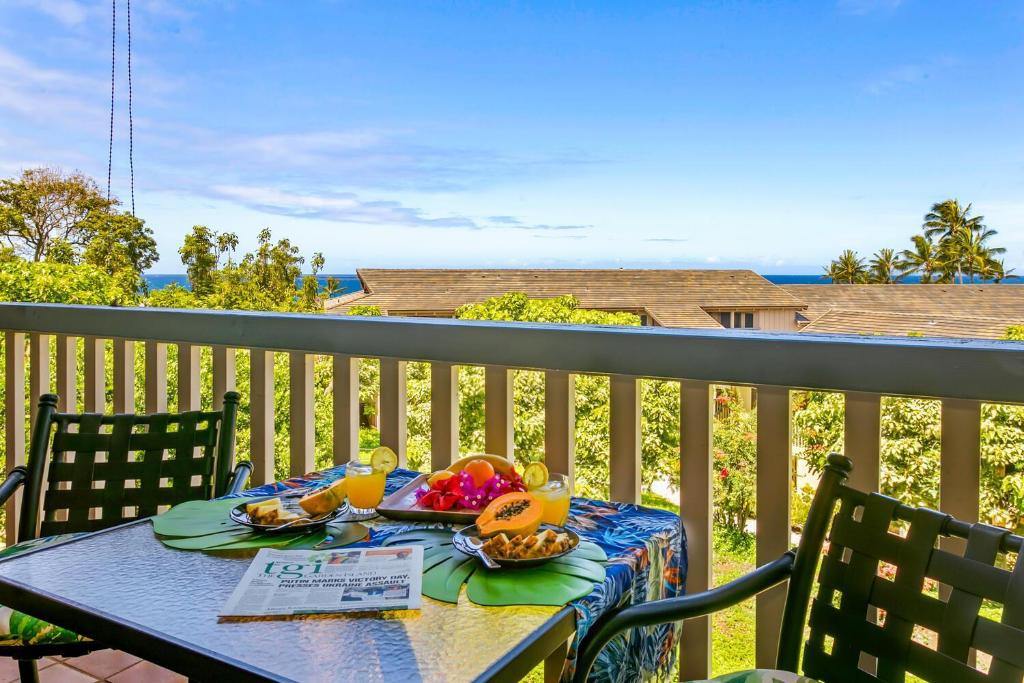 un tavolo su un balcone con frutta di Nihi Kai 802 - Ocean Views a Kipu