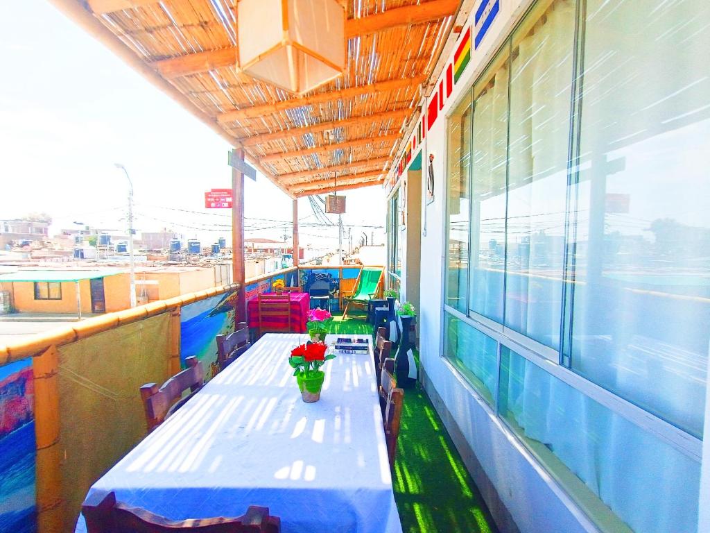 einen Tisch mit Blumen auf dem Balkon in der Unterkunft HOSPEDAJE WELCOME paracas in Paracas