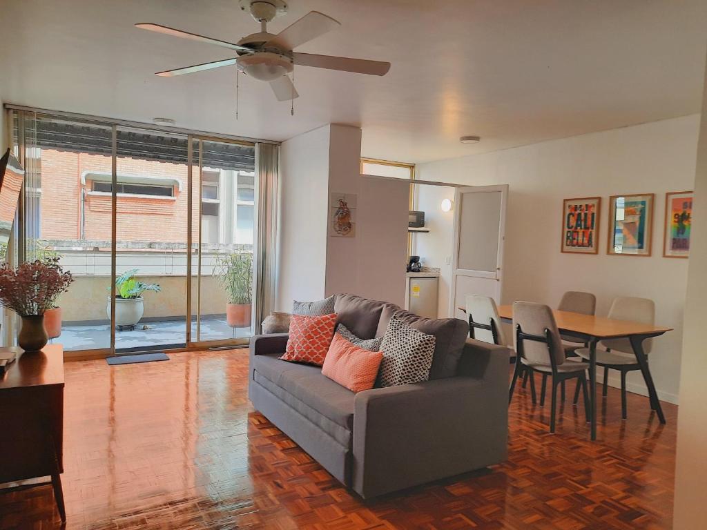 a living room with a couch and a table at Apartamento con terraza privada junto al Bulevar del Rio in Cali