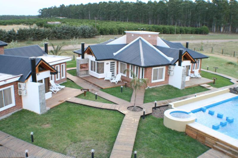- une vue aérienne sur une maison avec une piscine dans l'établissement La Loma, à Federación