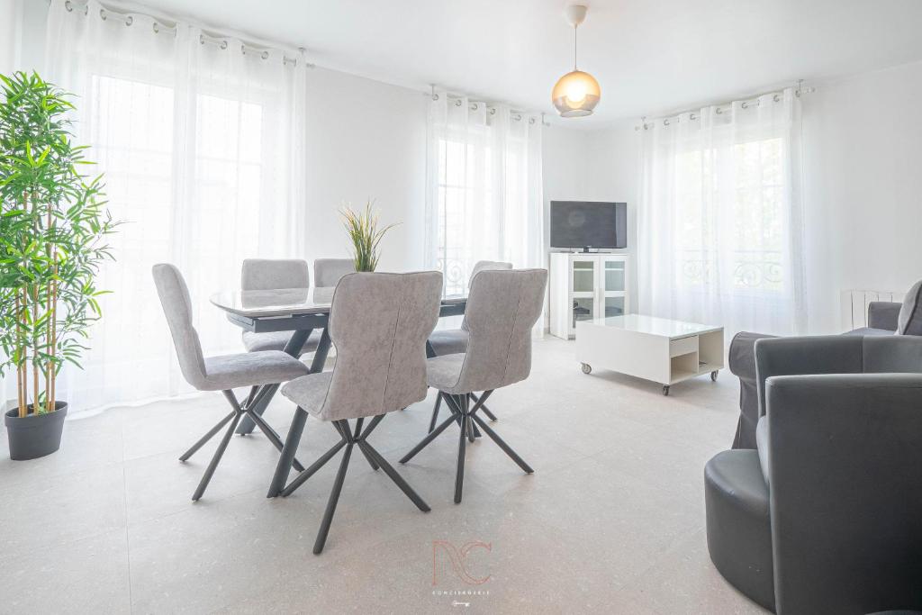 a living room with a dining room table and chairs at *Disneyland-Paris*4pers, Wifi, Parking in Serris