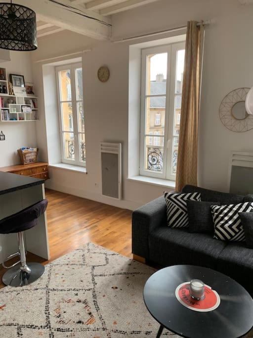 un salon avec un canapé et une table dans l'établissement Appartement DuplexCœur de Ville, à Metz