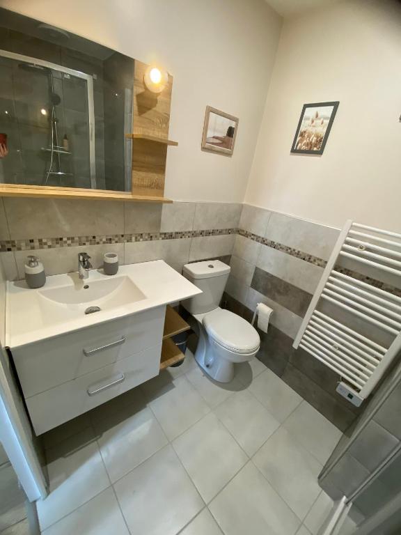 Koupelna v ubytování La Villa Mirabelle 2min d'Arromanches-les-Bains