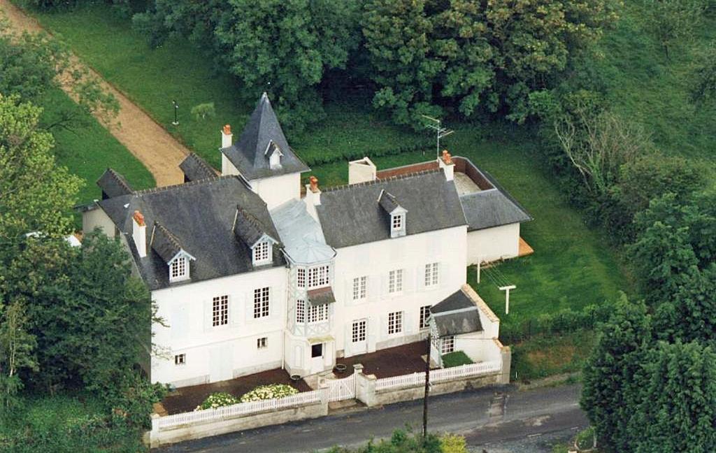 eine Luftansicht eines großen weißen Hauses in der Unterkunft La Villa Mirabelle 2min d'Arromanches-les-Bains in Tracy-sur-Mer