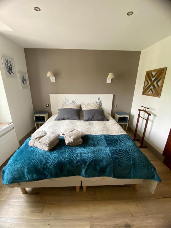 Postel nebo postele na pokoji v ubytování La Villa Mirabelle 2min d'Arromanches-les-Bains