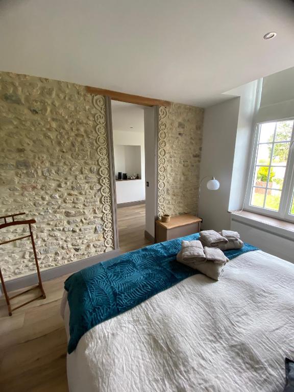 Postel nebo postele na pokoji v ubytování La Villa Mirabelle 2min d'Arromanches-les-Bains