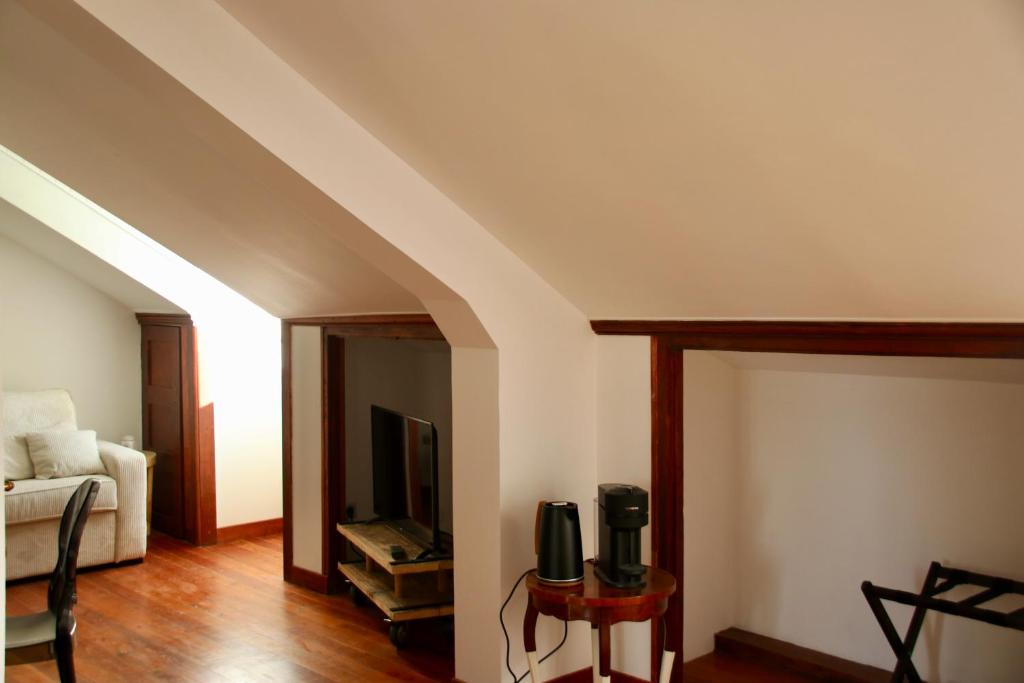 TV a/nebo společenská místnost v ubytování La Villa Mirabelle 2min d'Arromanches-les-Bains