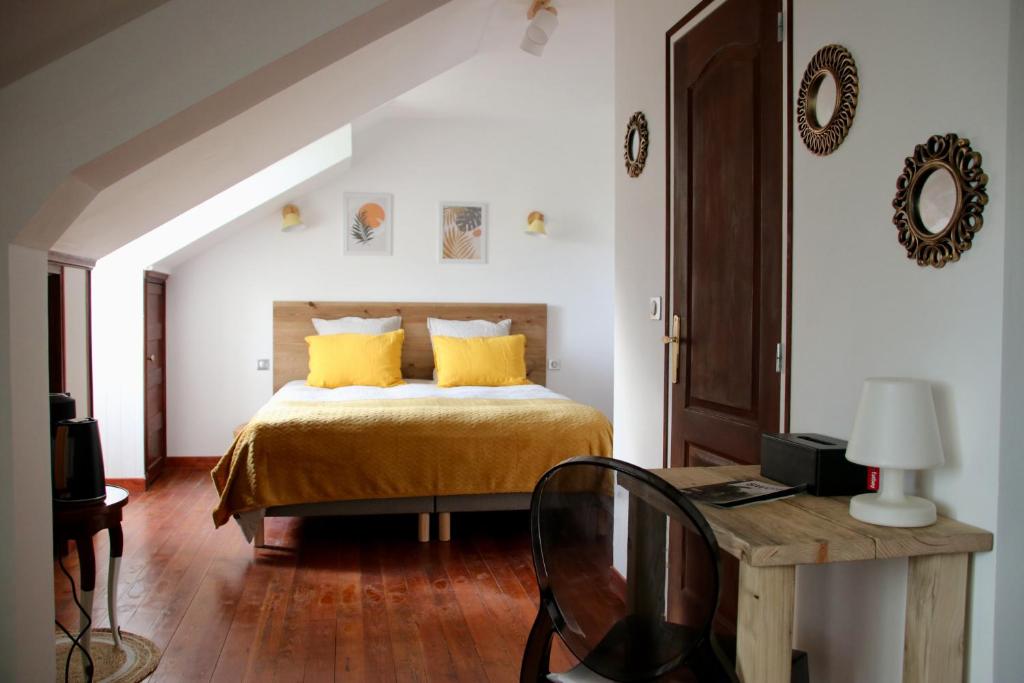 Postel nebo postele na pokoji v ubytování La Villa Mirabelle 2min d'Arromanches-les-Bains