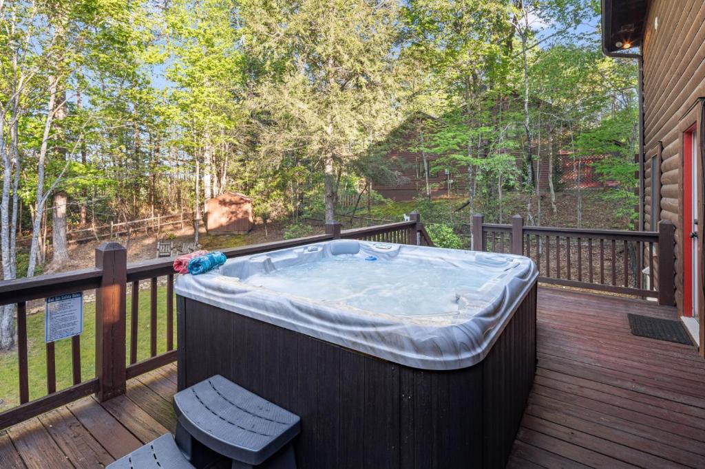 una vasca idromassaggio su una terrazza con panchina di Lake Lure Oasis in the Woods w/ Hot Tub & More! a Lake Lure