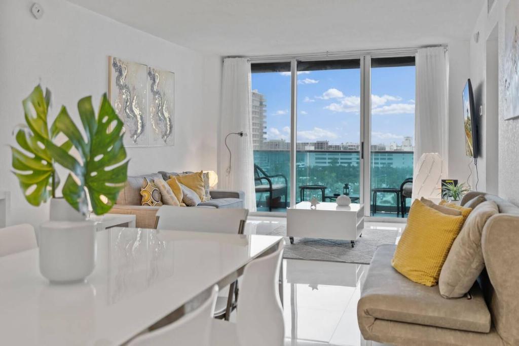Great Apartment with beach access في هوليوود: غرفة معيشة مع أريكة وطاولة
