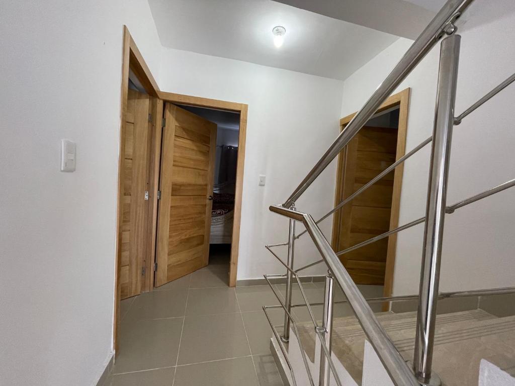 una escalera que conduce a un pasillo con puertas de madera en Casa Carmona, en Mendoza