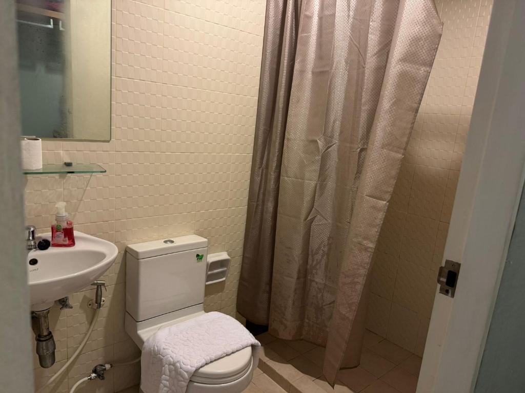Un baño con inodoro, lavabo y ducha. en zcape 2 boat avenue by sahana, en Ban Thalat Choeng Thale