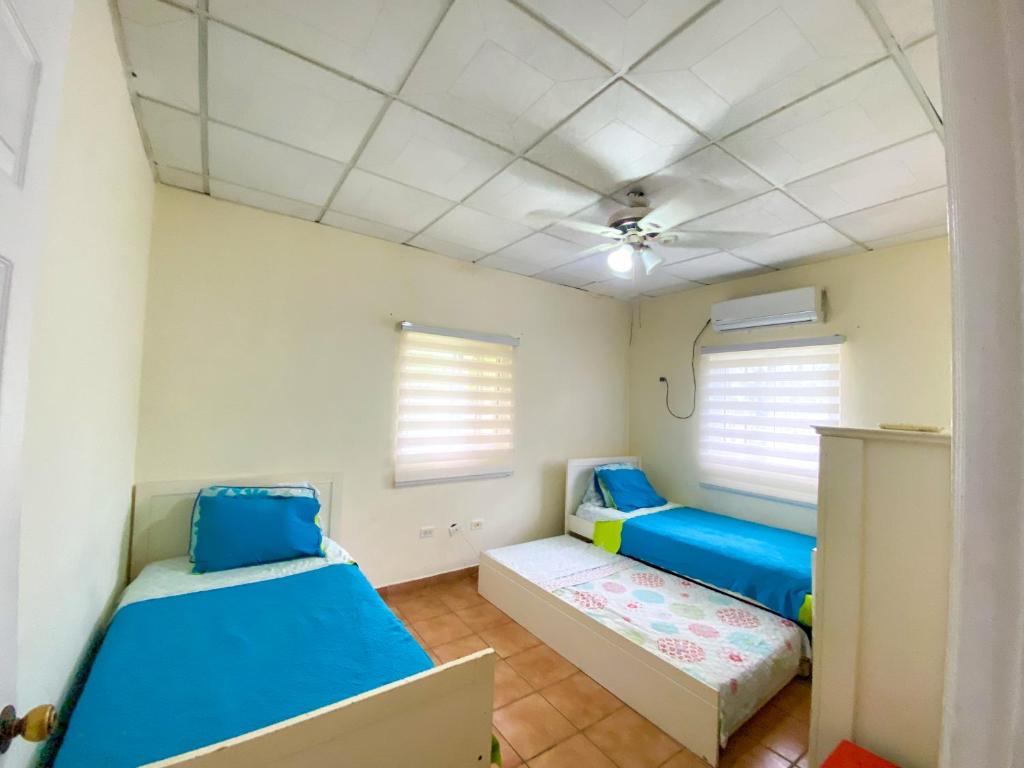 Pokój z 2 łóżkami i 2 oknami w obiekcie Oasis de Tranquilidad w mieście Colón
