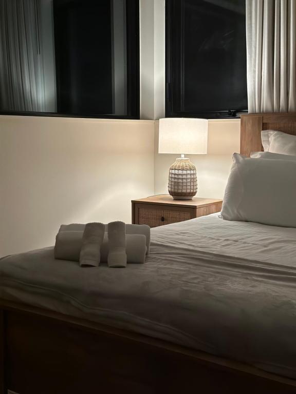 sypialnia z łóżkiem z 2 poduszkami i lampką w obiekcie Andas cabin CITQ#313550 w mieście Lac-Superieur