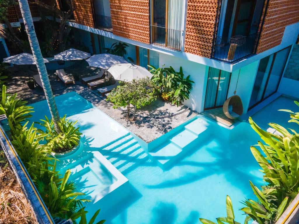 Cette chambre offre une vue sur une maison dotée d'une piscine. dans l'établissement Agua de Luna Boutique Hotel, à San Francisco