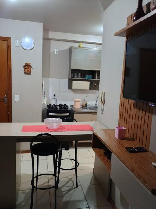 cocina con mesa, 2 sillas y barra en Apartamento no bairro João Pessoa, en Jaraguá do Sul