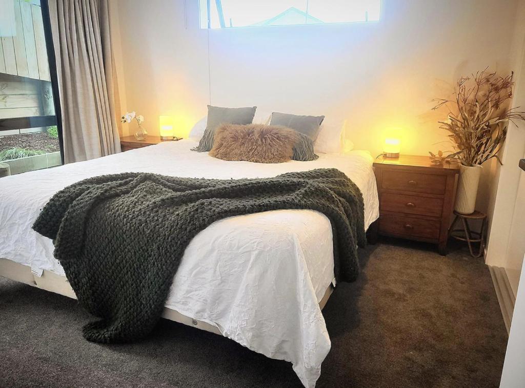 Cama ou camas em um quarto em Cosy Room in Queenstown family home